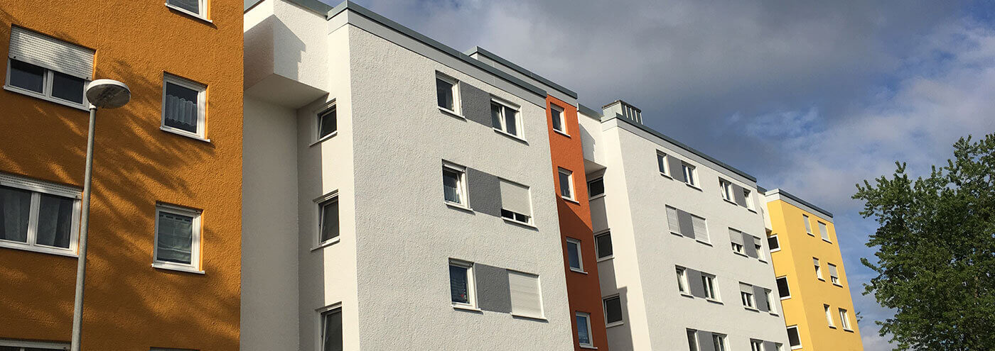 Stuckateur in Ravensburg erneuert die Fassaden bei bunten Reihenhäusern